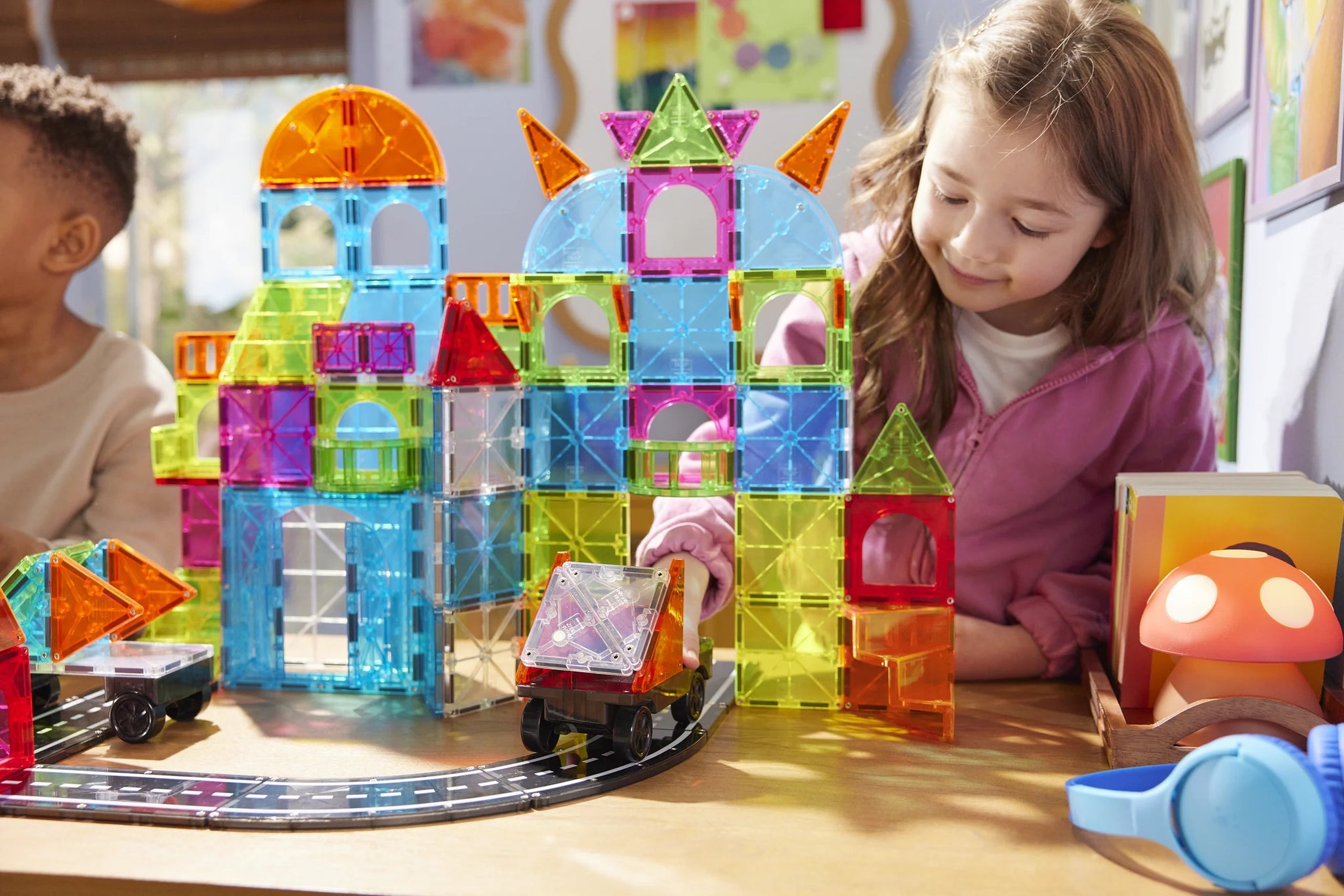 キッズ！NEIGHBORHOOD 110 Magna Tiles City Center 110-Piece Set – HUZZAH! Toys